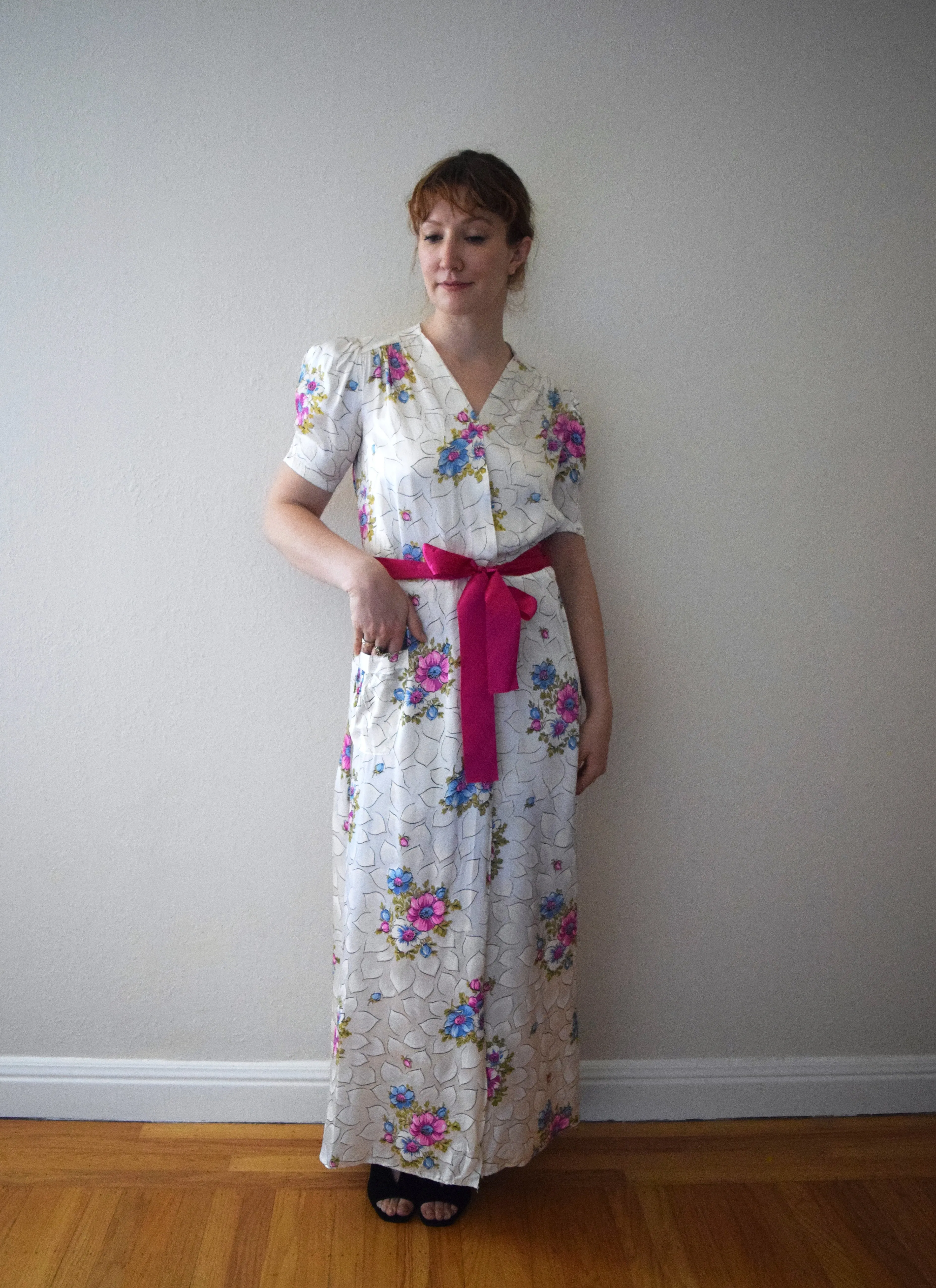1940s floral print rayon satin dressing gown . size xs to medium