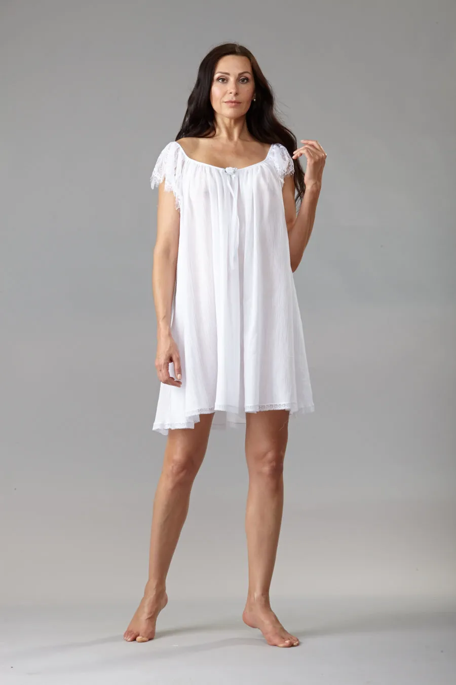 3045 - Short gown w lace sleeves