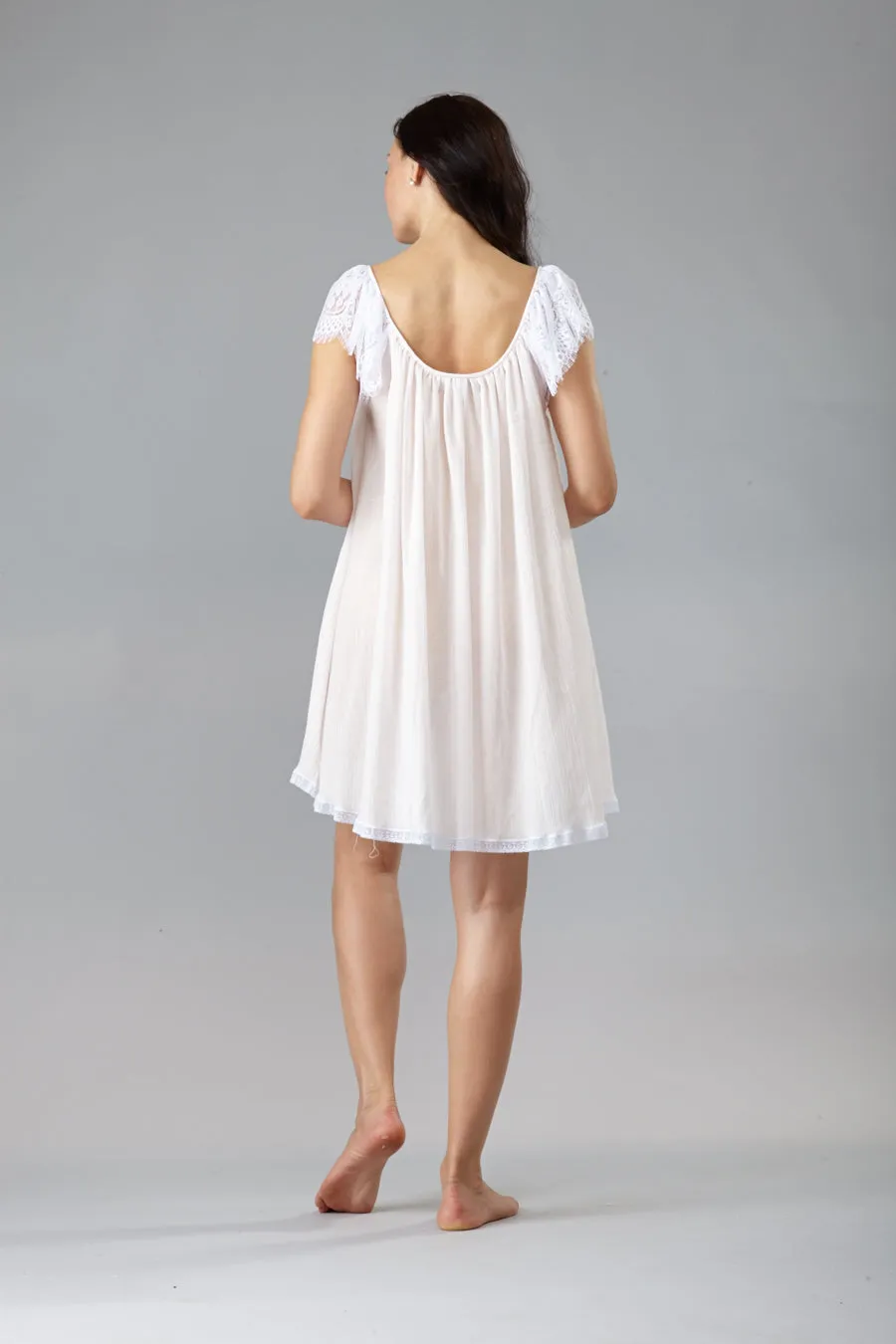 3045 - Short gown w lace sleeves
