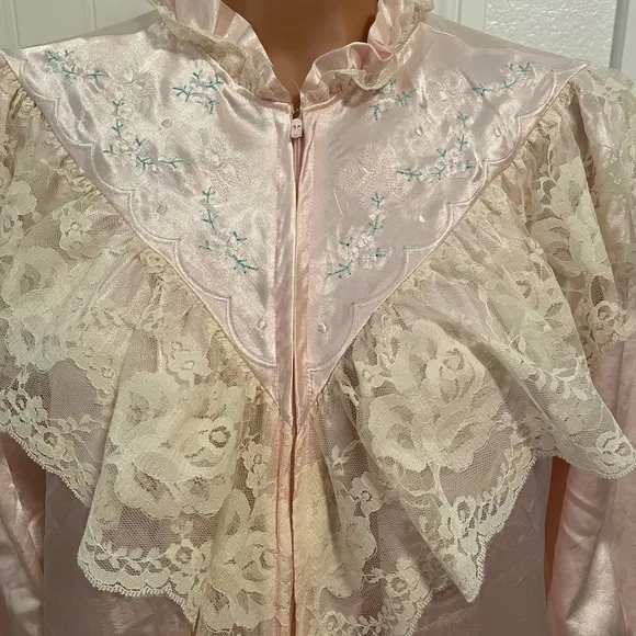 BEAUTIFUL SOFT PINK VINTAGE ROBE/GOWN - NWT