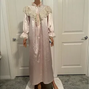 BEAUTIFUL SOFT PINK VINTAGE ROBE/GOWN - NWT
