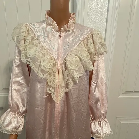 BEAUTIFUL SOFT PINK VINTAGE ROBE/GOWN - NWT