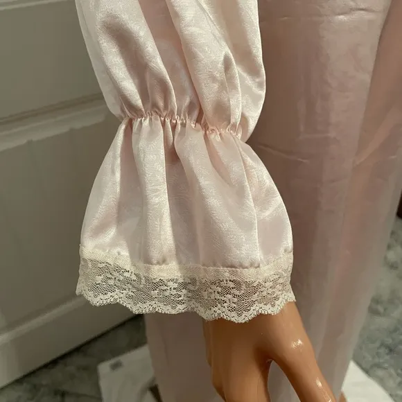 BEAUTIFUL SOFT PINK VINTAGE ROBE/GOWN - NWT