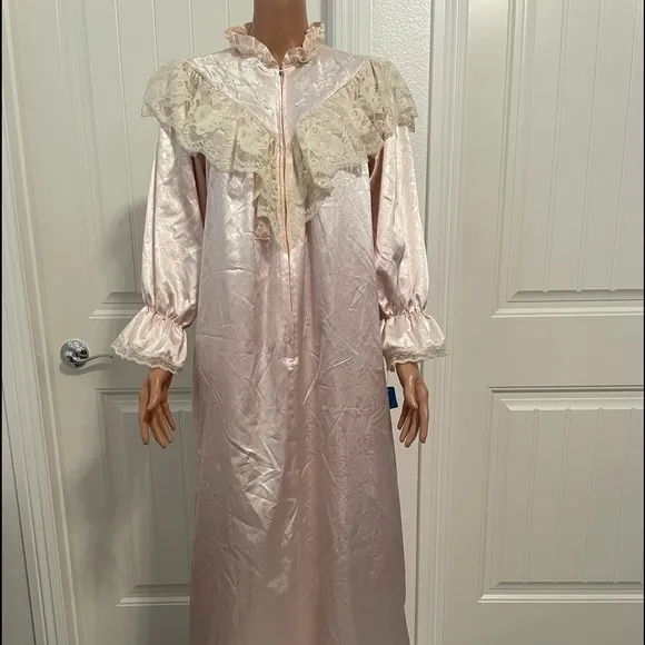BEAUTIFUL SOFT PINK VINTAGE ROBE/GOWN - NWT