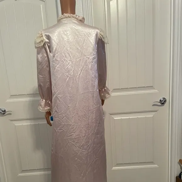 BEAUTIFUL SOFT PINK VINTAGE ROBE/GOWN - NWT