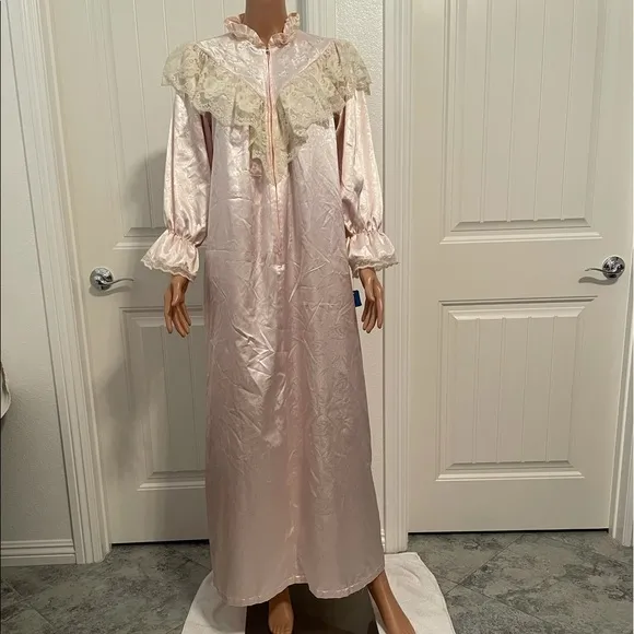 BEAUTIFUL SOFT PINK VINTAGE ROBE/GOWN - NWT