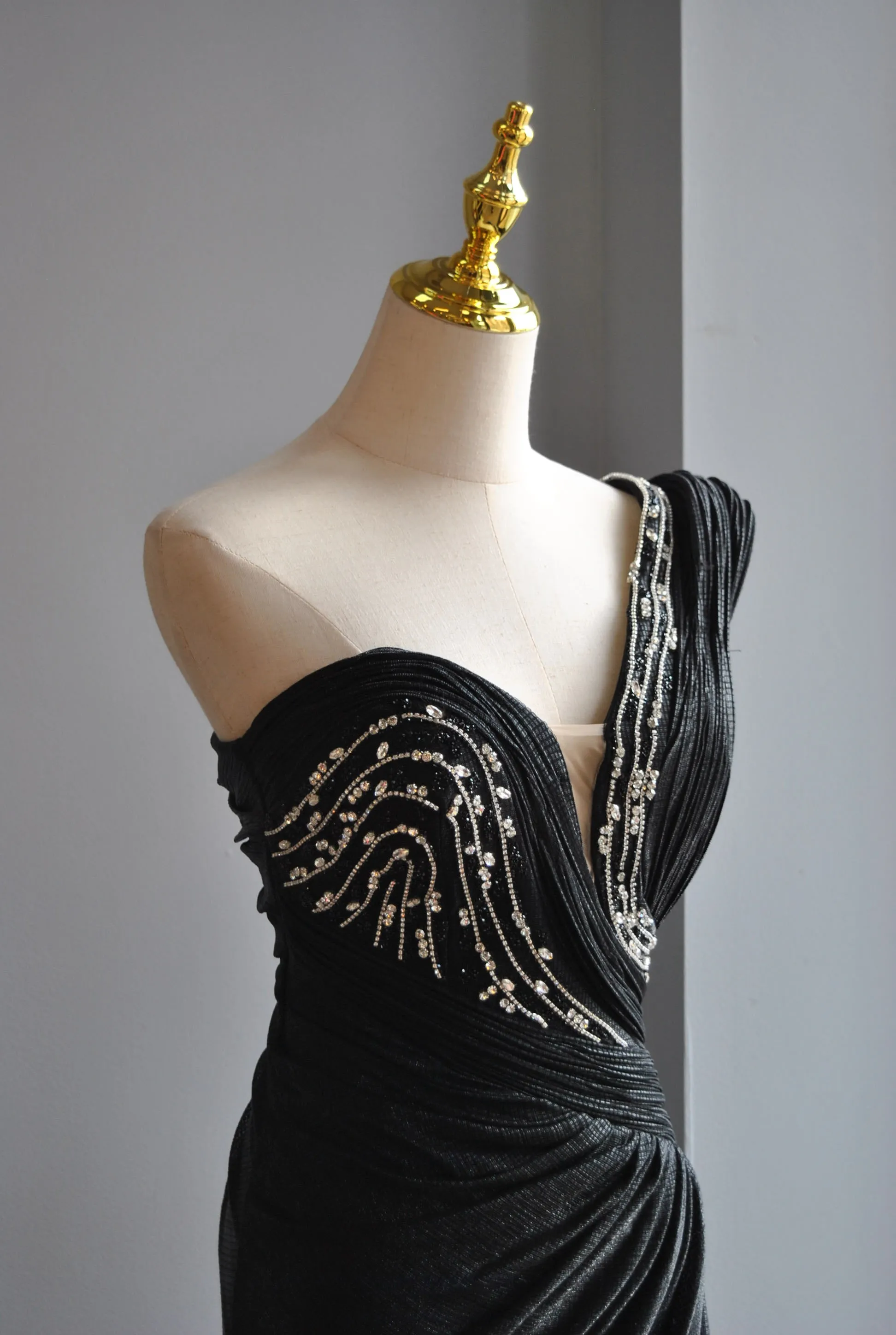 BLACK ASYMMETRIC ONE SHOULDER