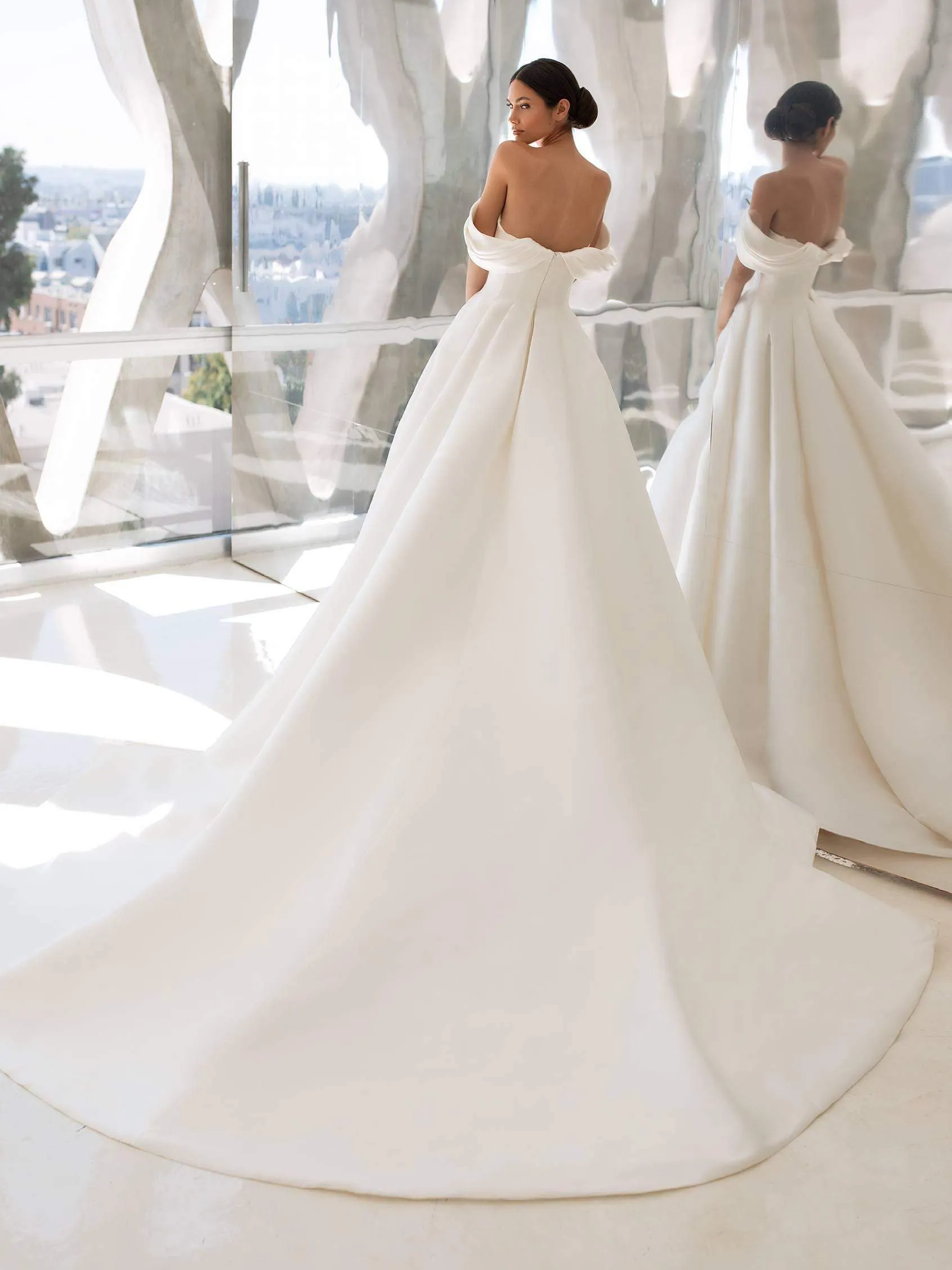 Pronovias: Lynn