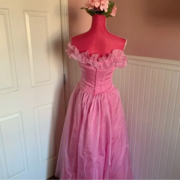 Unbranded Light Pink Poly Organza Off Shoulder Gown w Organza Flowers on Skirt