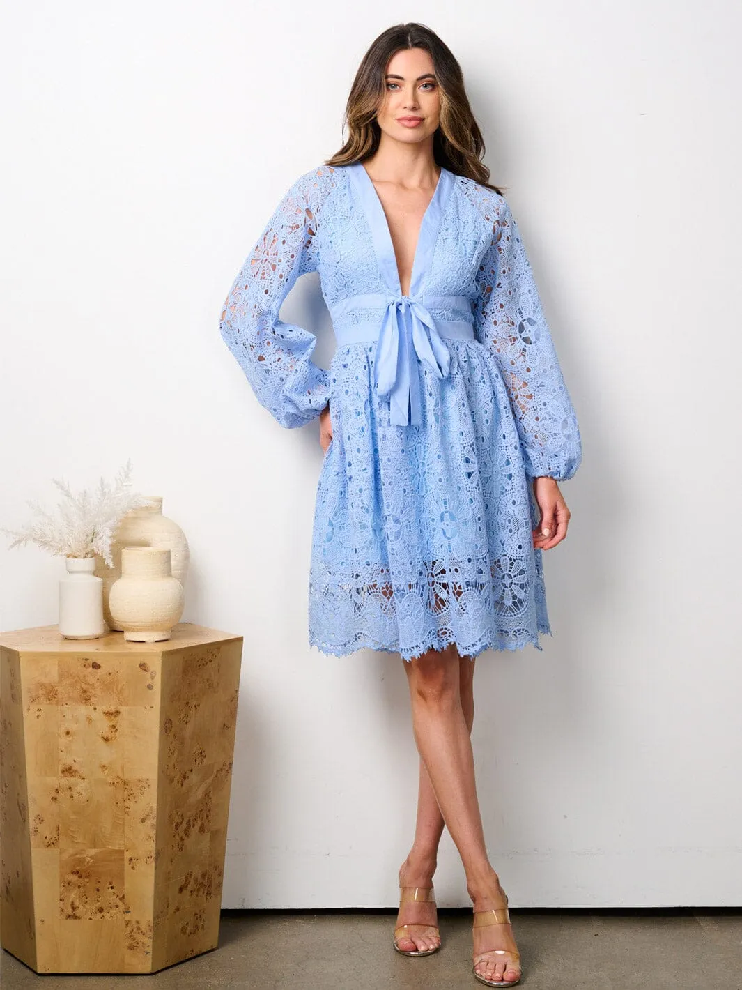 WOMEN'S LONG SLEEVE V-NECK CROCHET DETAILED MINI DRESS