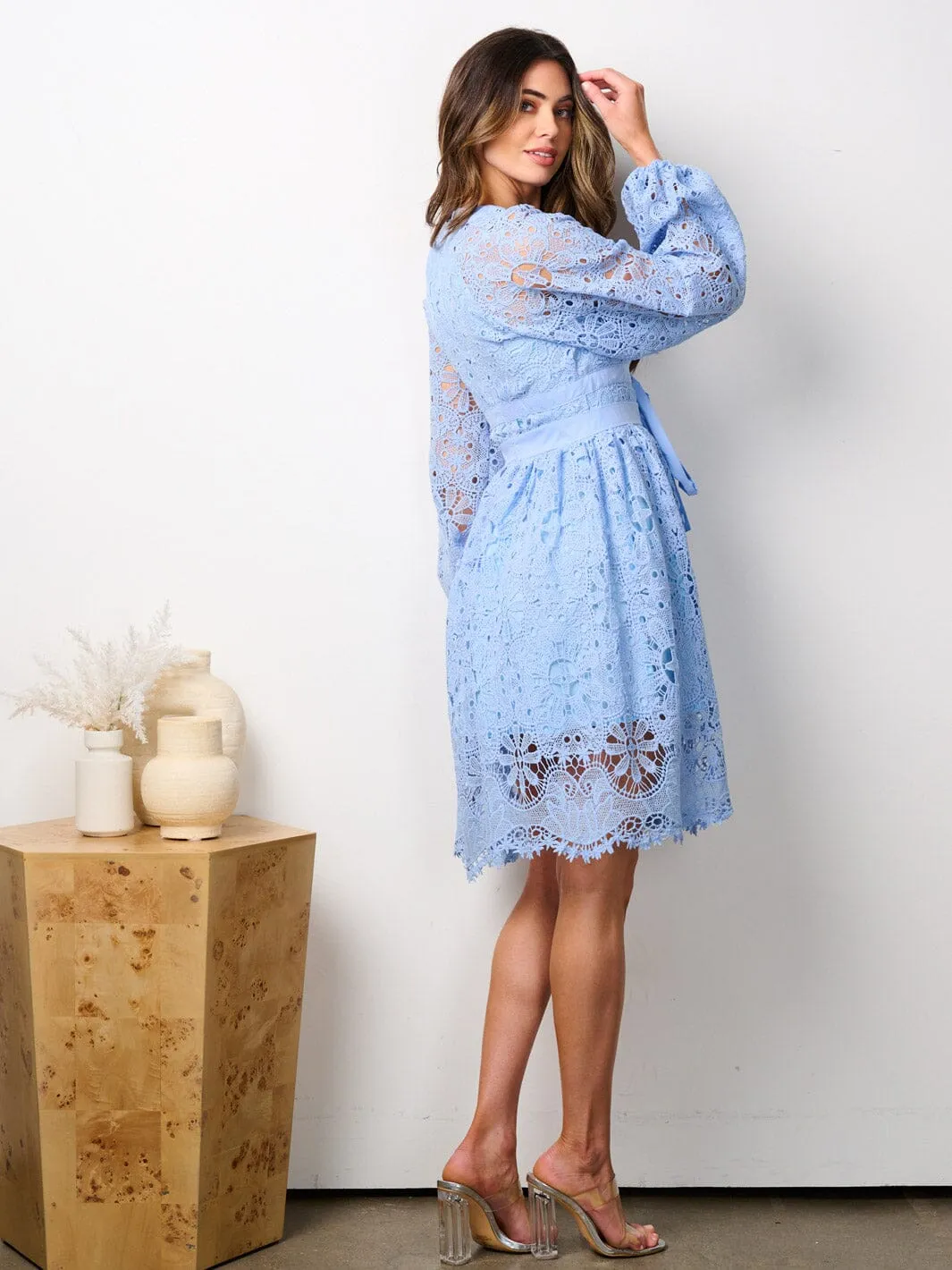 WOMEN'S LONG SLEEVE V-NECK CROCHET DETAILED MINI DRESS